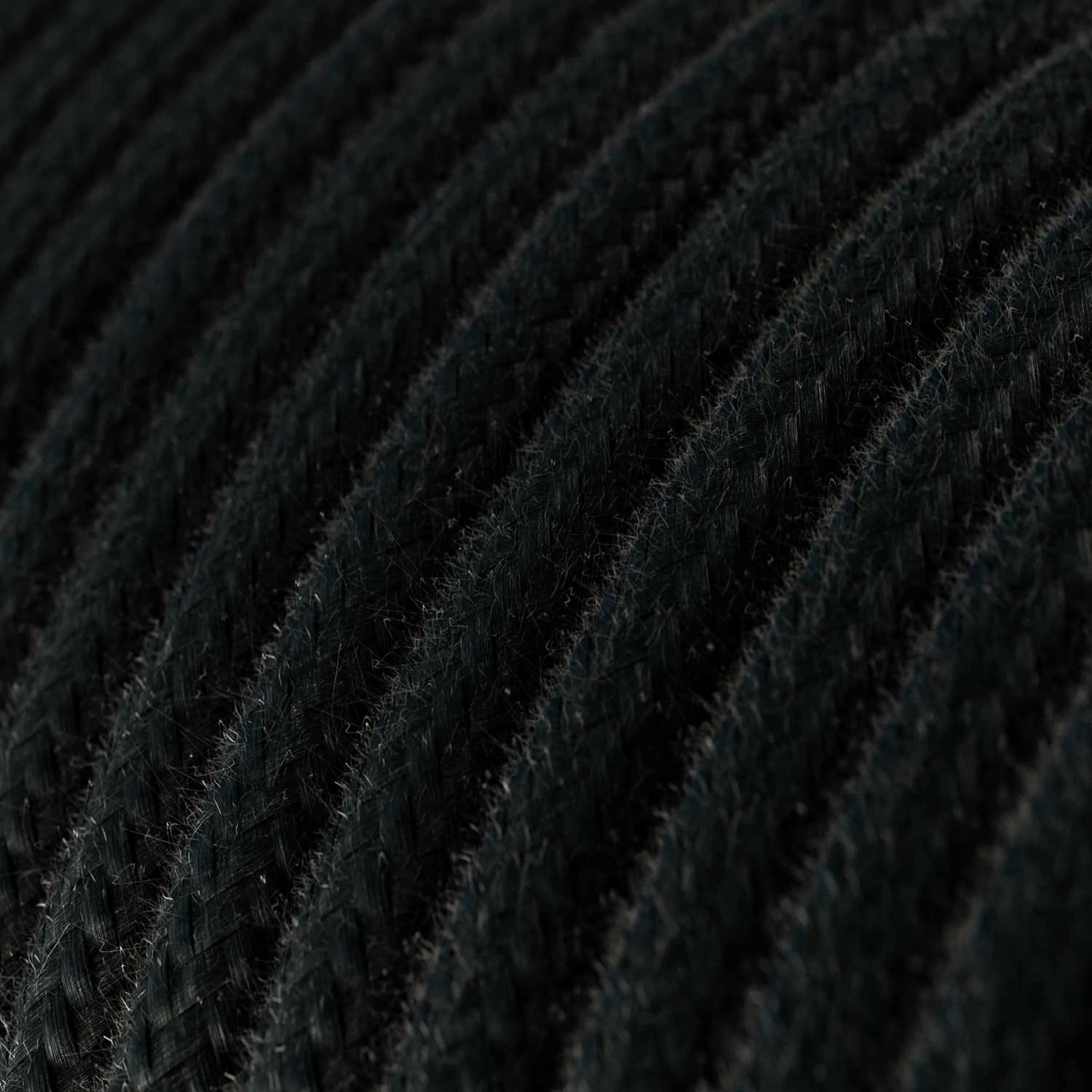 Hanglamp vervaardigd in Italië met textielkabel en metalen afwerking