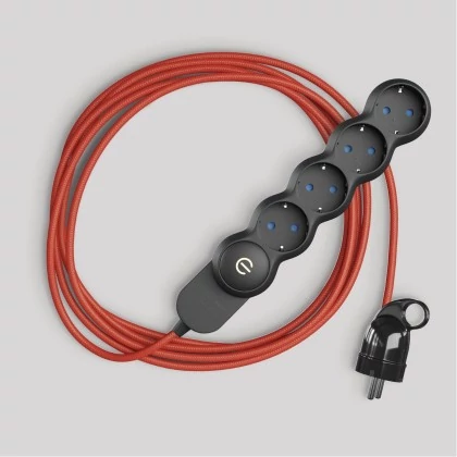 Schuko stekkerdoos met felrode textielkabel en Schuko-plug met comfortring - zwart