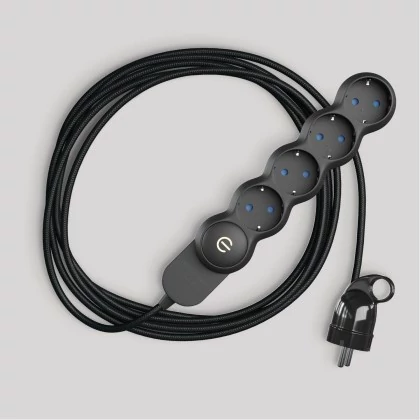 Schuko stekkerdoos met zwarte stofkabel en Schuko-plug met comfortring - zwart