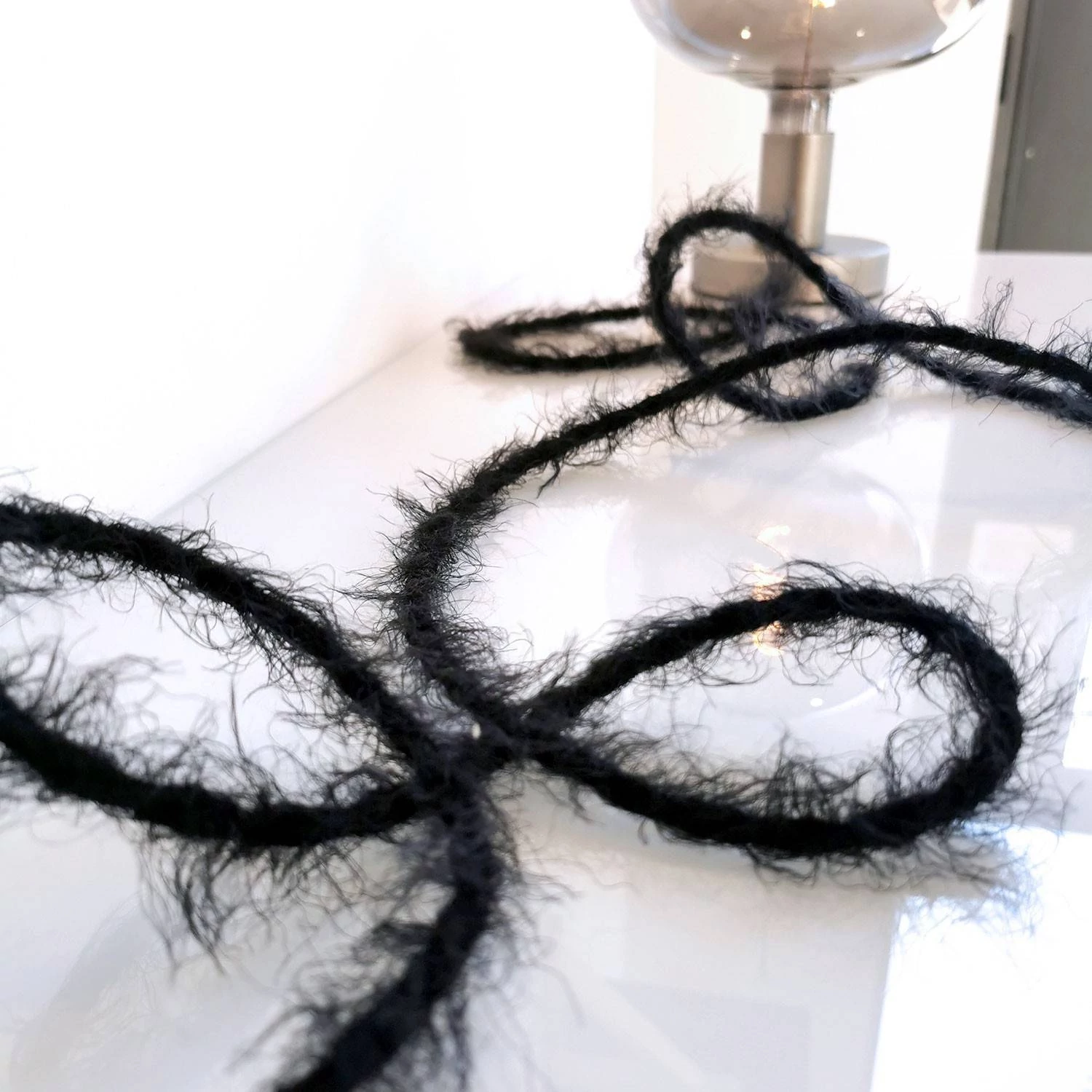 Burlesque gedraaide elektriciteitskabel bekleed met stof, pluizend harig effect, effen kleur zwart TP04