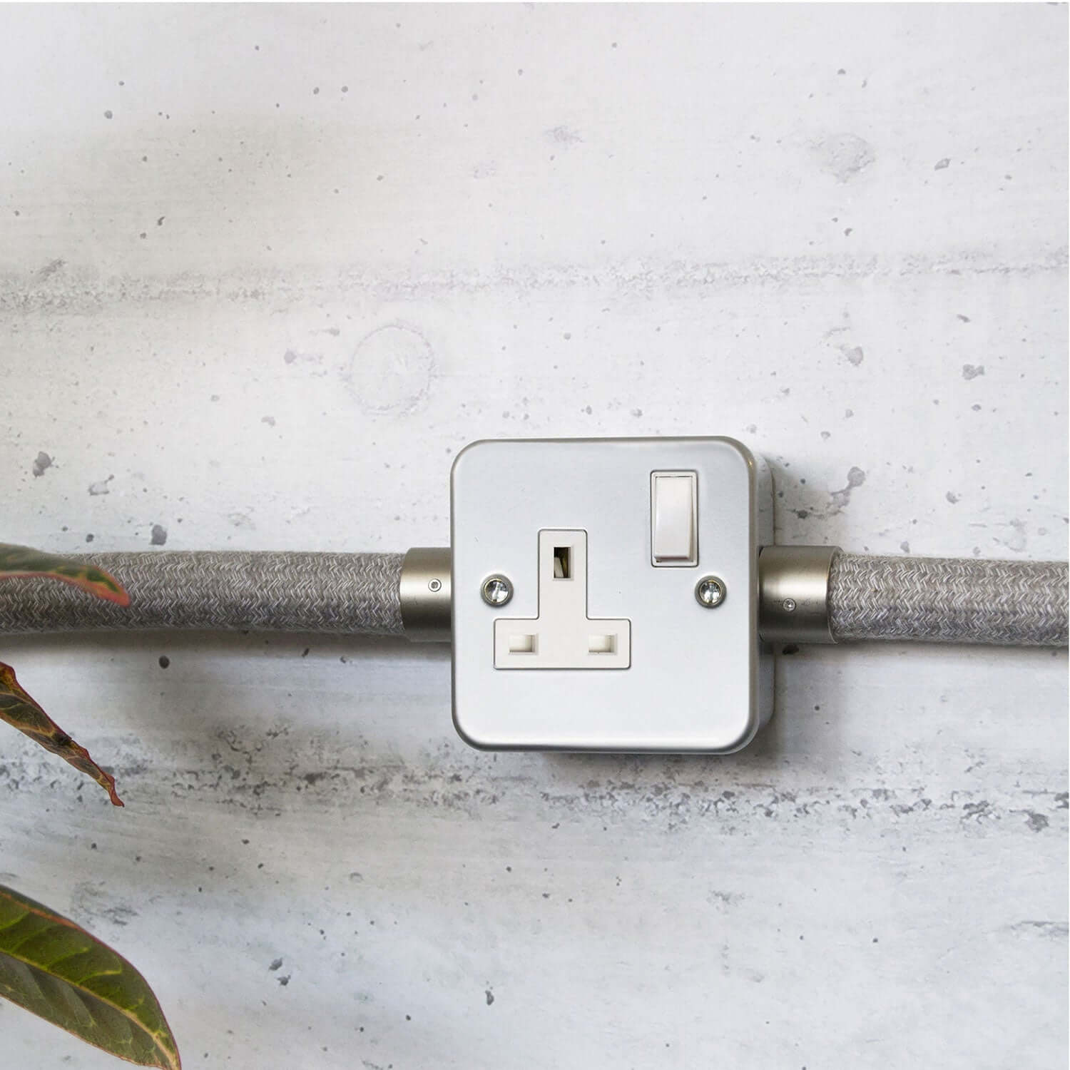 Scatola da parete in metallo con presa inglese e interruttore per Creative-Tube